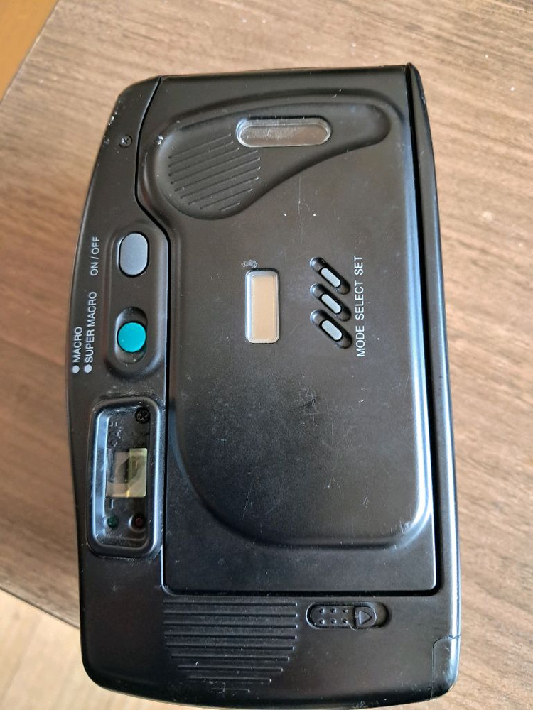 삼성 퍼지 줌 1050(Samsung Fuzzy Zoom 1050) 필름 카메라입니다. 이미지