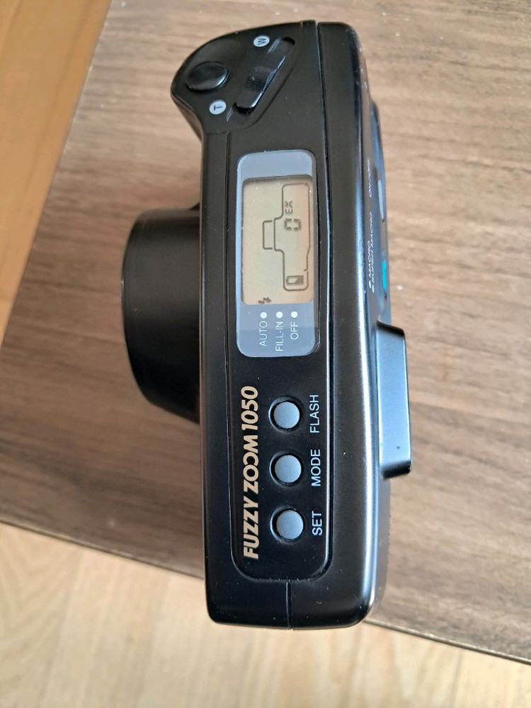삼성 퍼지 줌 1050(Samsung Fuzzy Zoom 1050) 필름 카메라입니다. 이미지