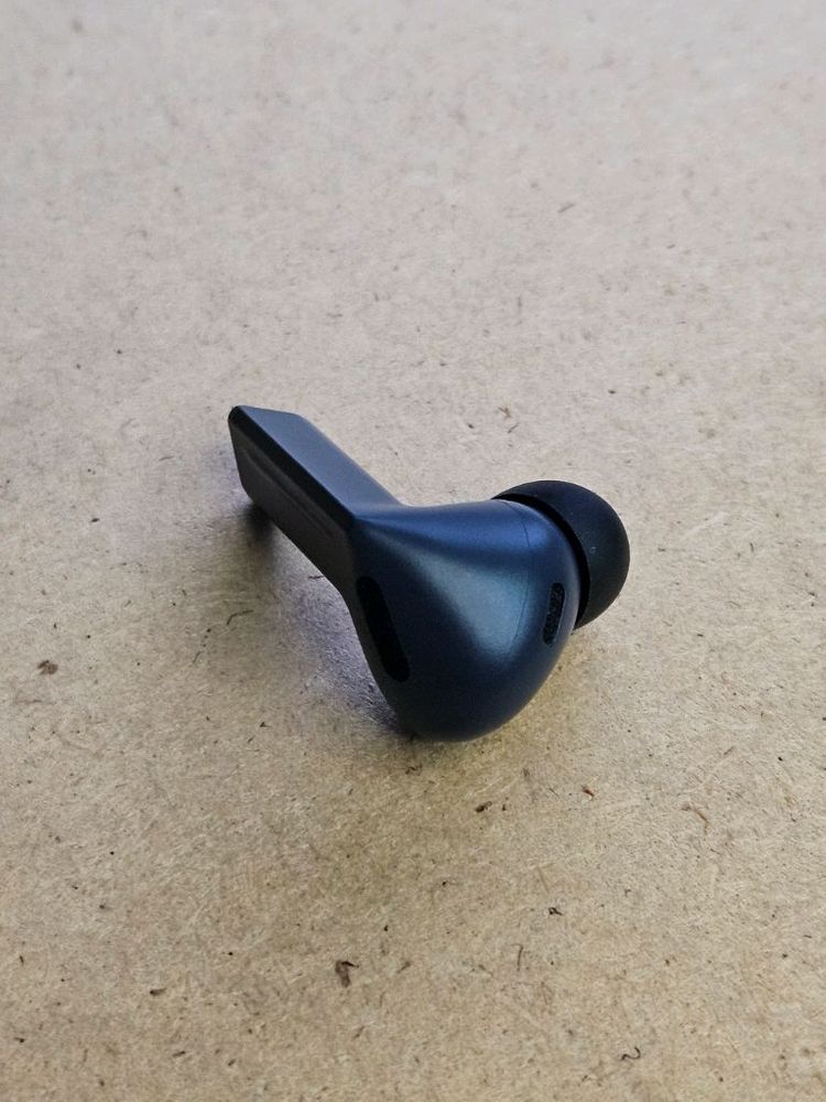 갤럭시 버즈3FE 블랙 왼쪽--4