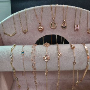 14k 목걸이와 팔찌들