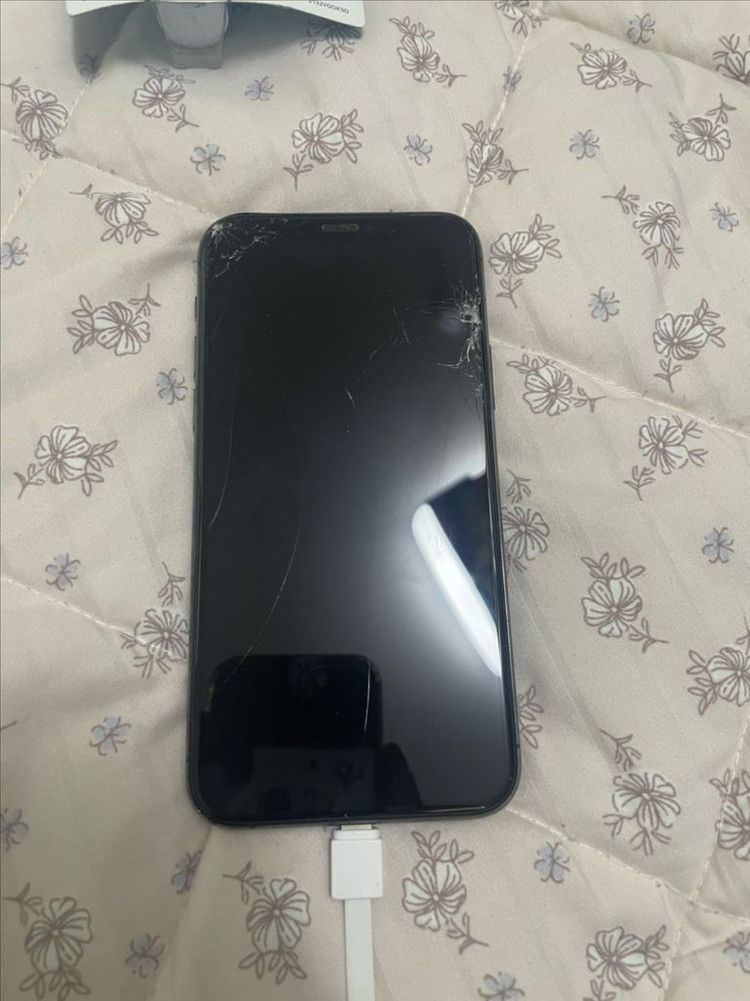 아이폰 11 Pro / 액정 파손 / 터치 정상 / 외관 상태 좋음--1