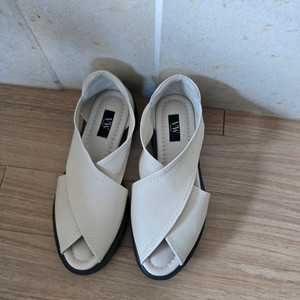 [판매완료] 베라왕 샌들