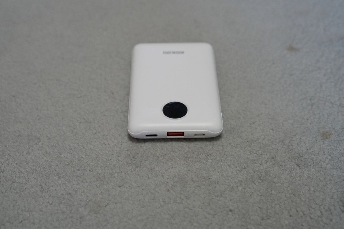 보조배터리 10,000 mAh (38.5Wh)를 1만원에 판매--1