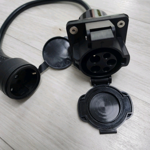 전기충전소 충전가능한 5핀완속 젠더 팝니다. 트위지 전동킥보드 전기자전거 전기오토바이 다 가능합니다