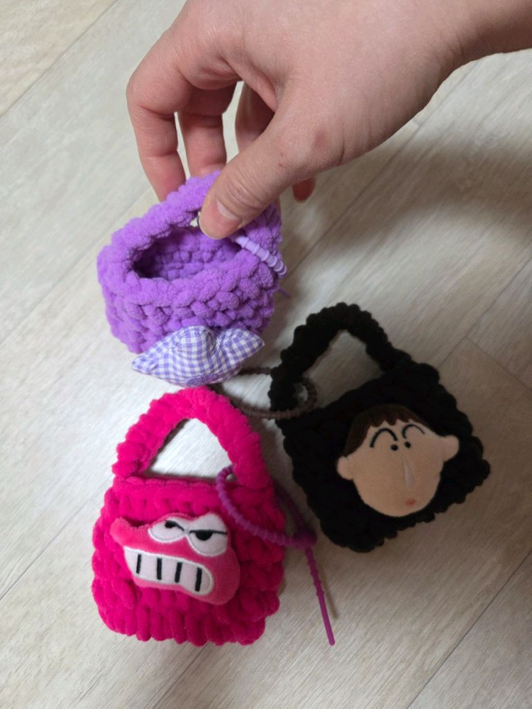 새상품) 짱구 훈이 캐릭터 털실 뜨개 미니 가방 키링 이미지