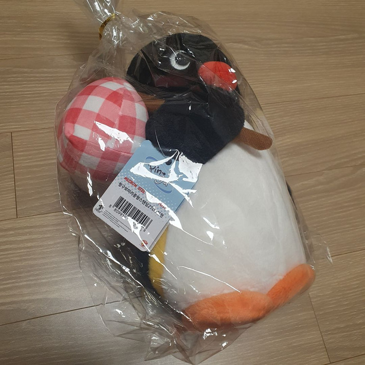 (미개봉, 새상품) 핑구 보따리 중형 스탠딩 27cm 펭귄 인형 판매합니다. 이미지
