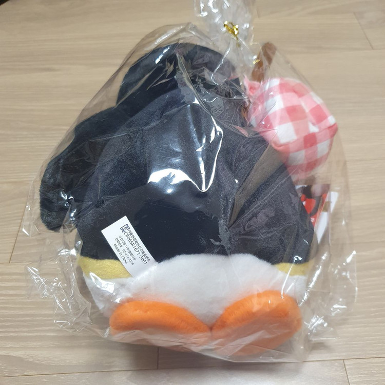 (미개봉, 새상품) 핑구 보따리 중형 스탠딩 27cm 펭귄 인형 판매합니다. 이미지