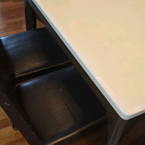 4인용 베이지색 인조대리석 식탁과 의자