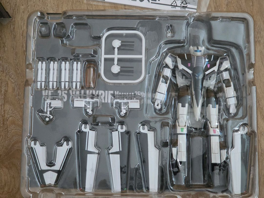 하이메탈R VF-1S 발키리 (마크로스 35주년 멧서 칼라 버전)--1