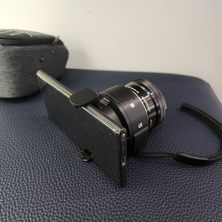 미러리스 카메라 + 렌즈 세트 이미지