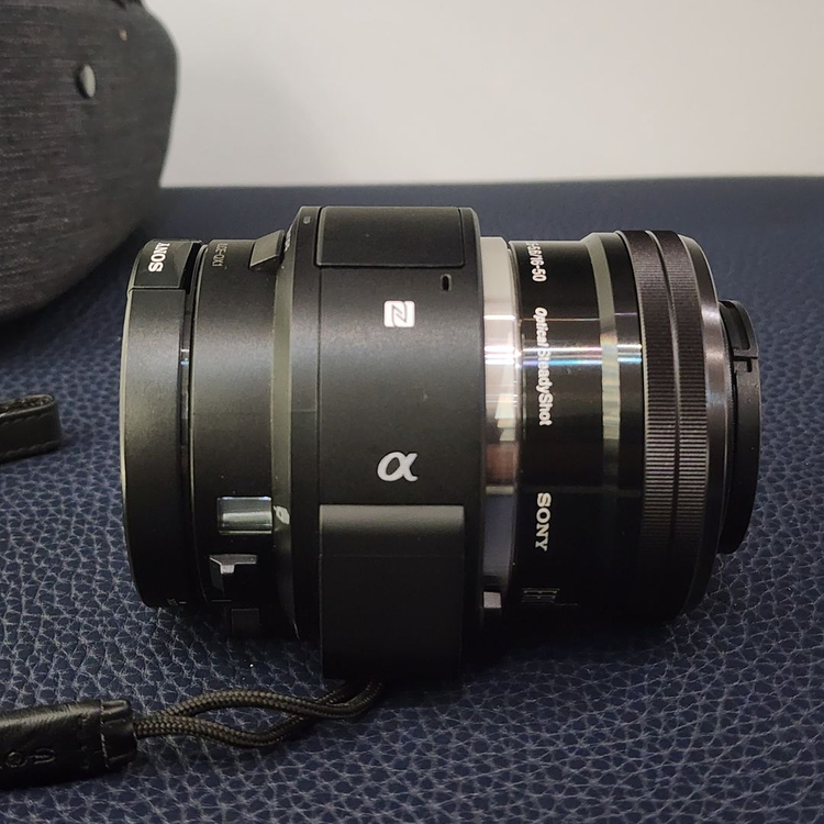 미러리스 카메라 + 렌즈 세트 이미지