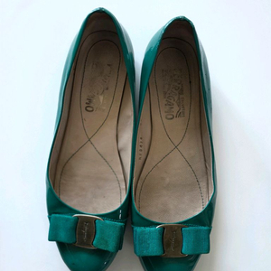 페라가모 그린색 플랫 7B사이즈