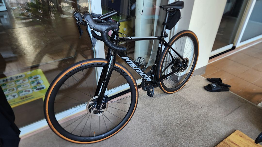 로드바이크. 스컬트라 400, 울테그라구동계, 카본 휠셋 및 추가품--1