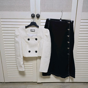 퍼프소매 자켓과 블랙 스커트 세트