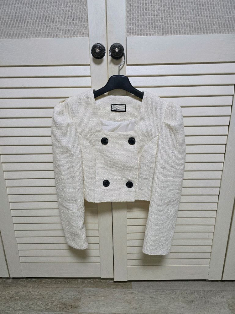 퍼프소매 자켓과 블랙 스커트 세트--1