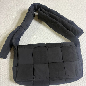 보테가 베네타 카세트 패딩 백 팝니다