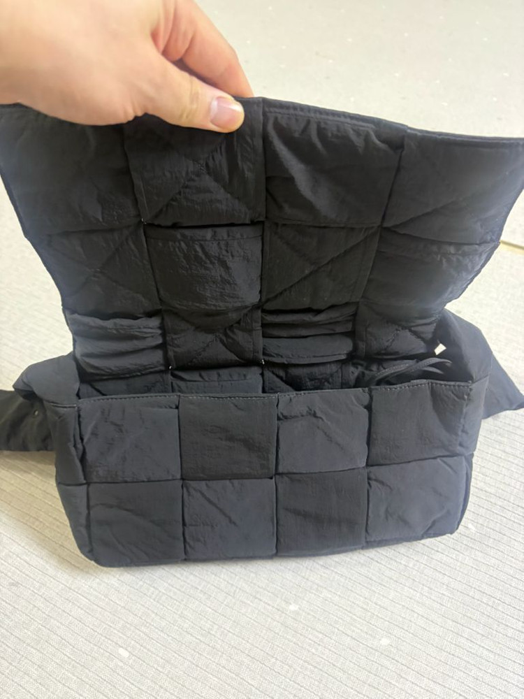 보테가 베네타 카세트 패딩 백 팝니다--2