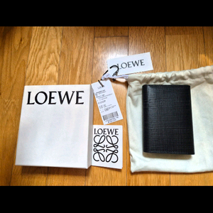 로에베 레더반지갑 새상품 풀세트팝니다