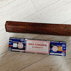 나그참파 인센스 스틱과 우드 홀더 세트입니다