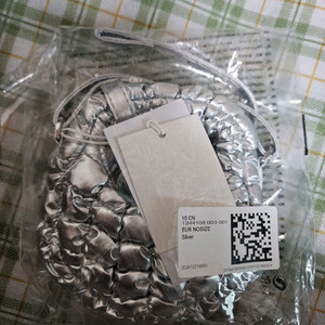 코스 퀼티드 나노 크로스바디백 실버 퀼티드 미니백