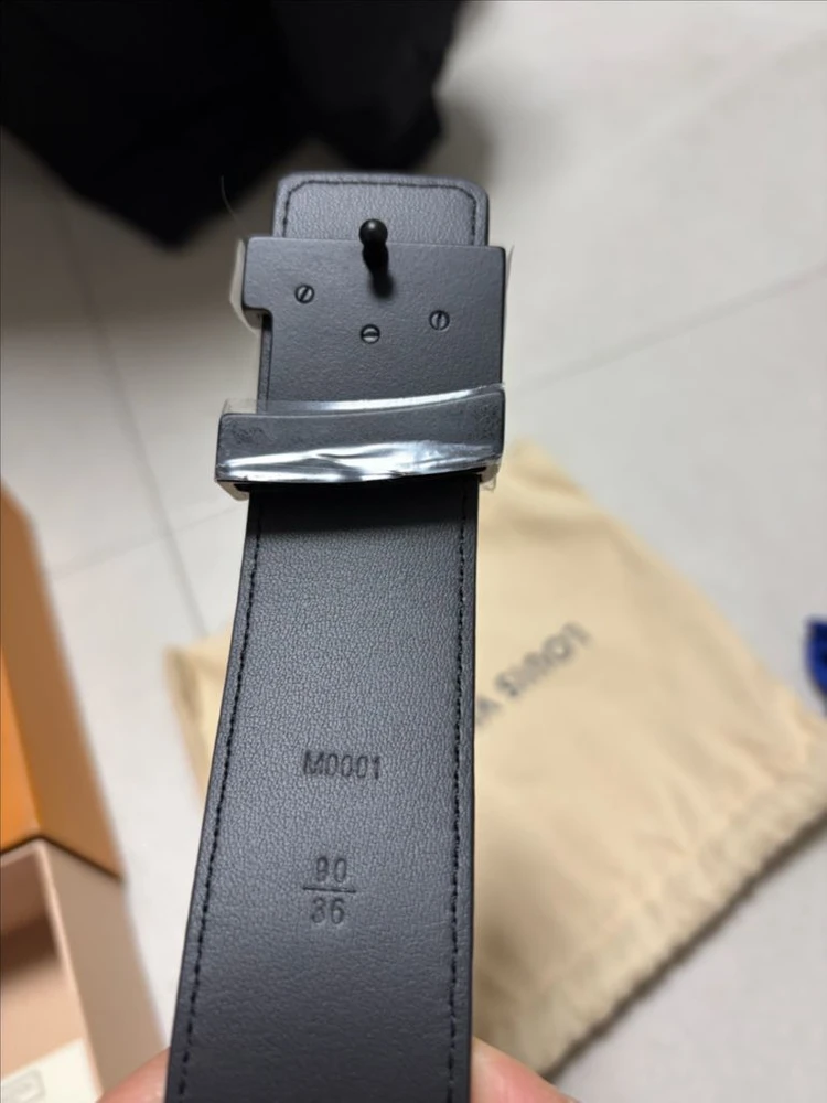 루이비통 타이가 레더 LV 이니셜 35MM 남성 벨트 팝니다.(M0001) 이미지