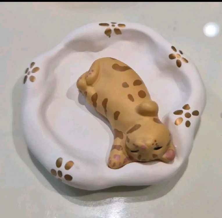 침대 쿠션 베개 누운 고양이 가챠--1