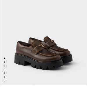 프라다 모놀리스 브러시드 가죽 로퍼 35