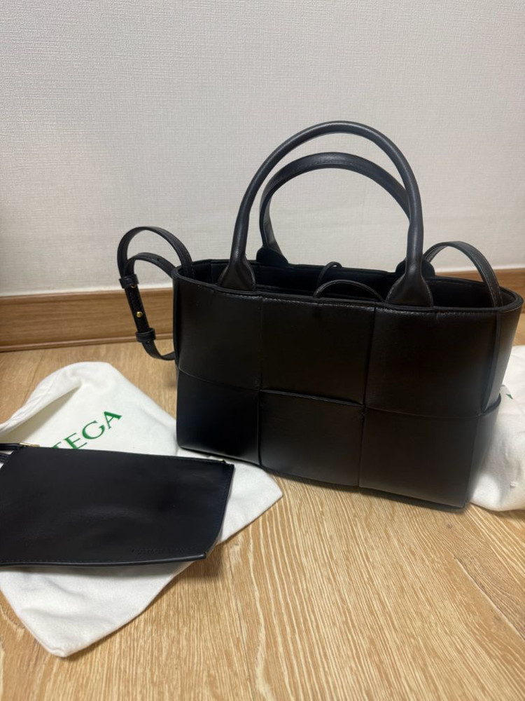 보테가 베네타 아르코 토트백 미니 블랙(24.01 더현대 구매 / 실착 2회)--0