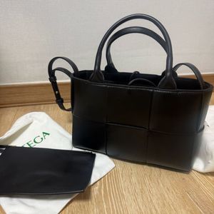 보테가 베네타 아르코 토트백 미니 블랙(24.01 더현대 구매 / 실착 2회)