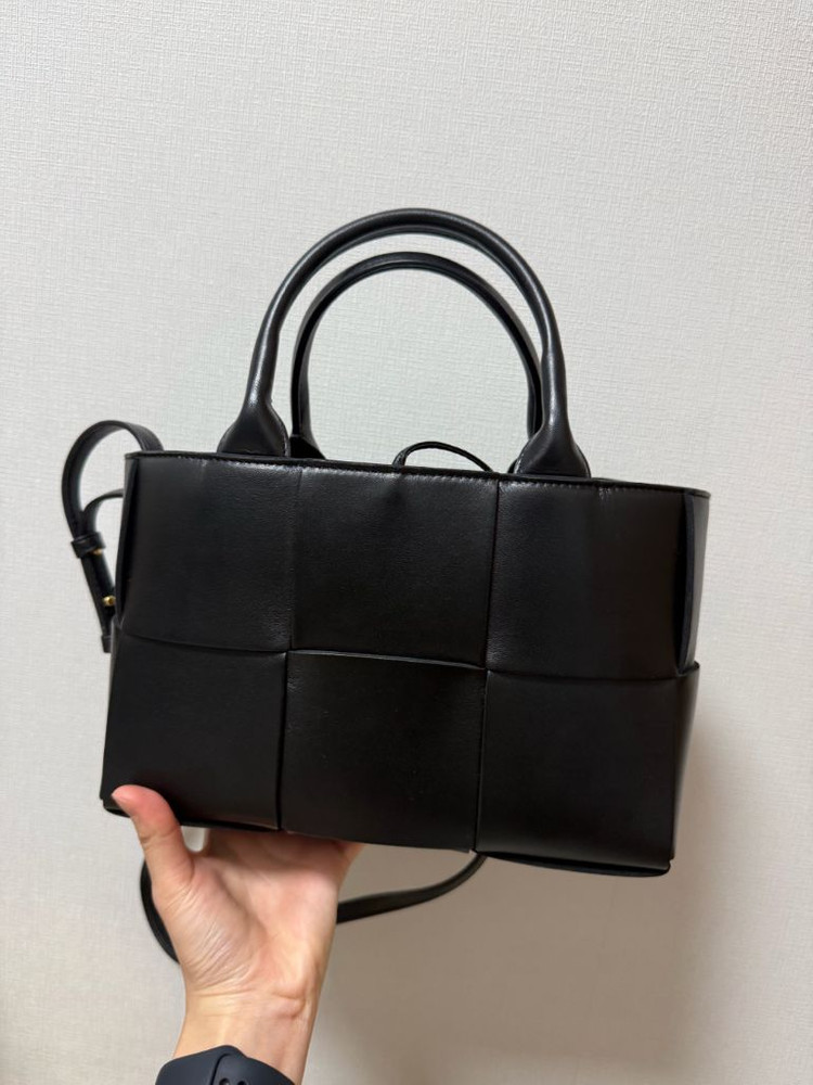 보테가 베네타 아르코 토트백 미니 블랙(24.01 더현대 구매 / 실착 2회)--2
