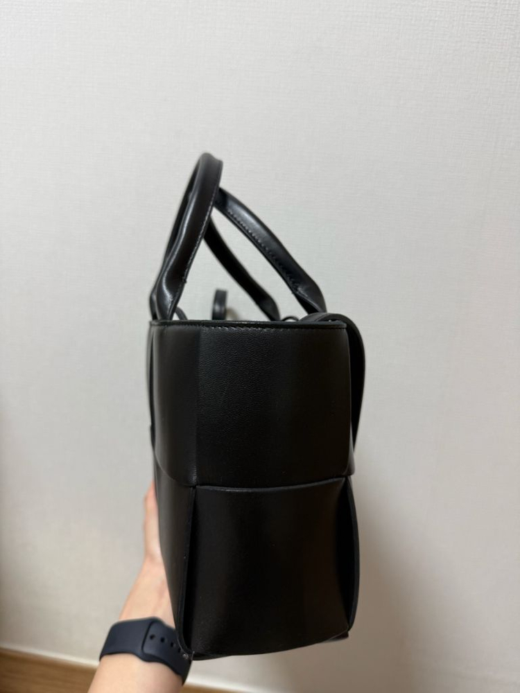 보테가 베네타 아르코 토트백 미니 블랙(24.01 더현대 구매 / 실착 2회)--3