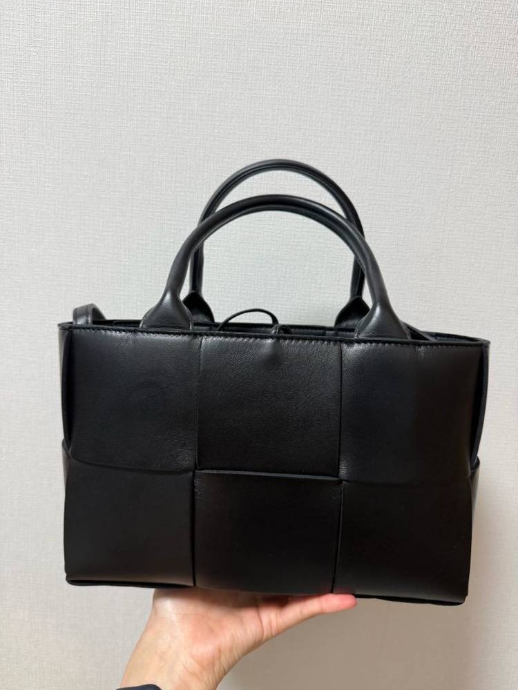 보테가 베네타 아르코 토트백 미니 블랙(24.01 더현대 구매 / 실착 2회)--4