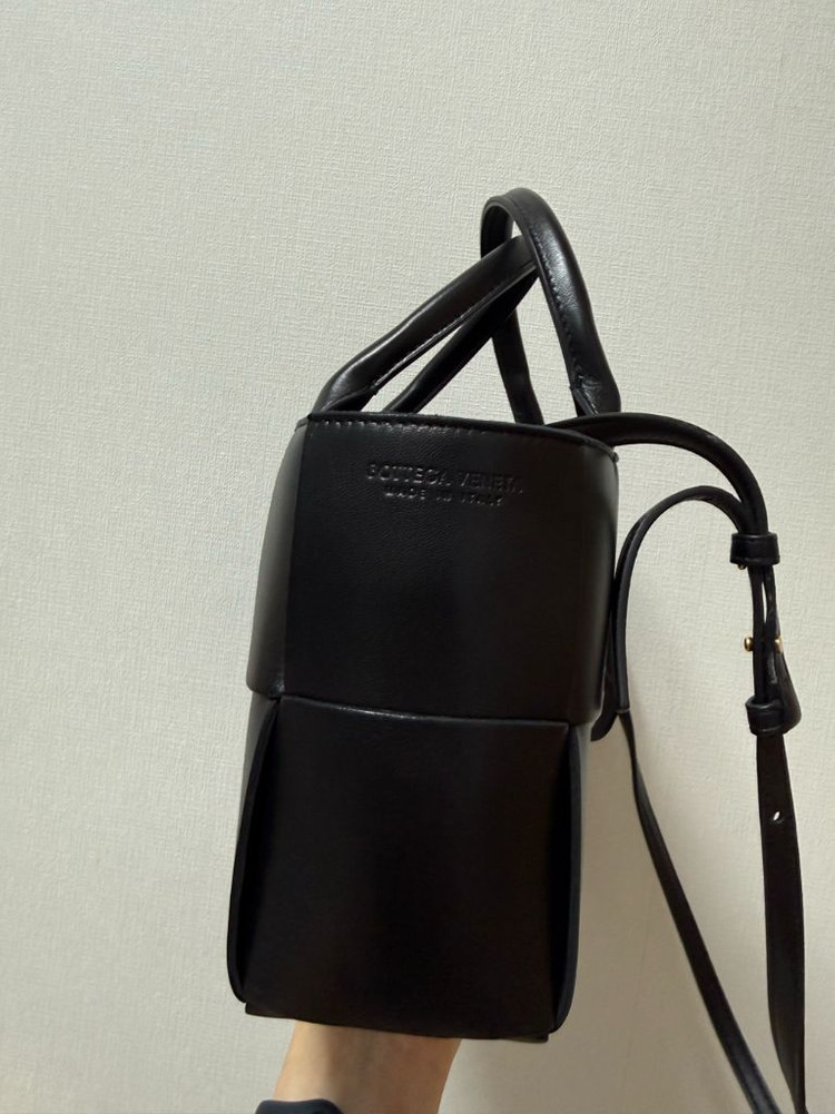 보테가 베네타 아르코 토트백 미니 블랙(24.01 더현대 구매 / 실착 2회)--5