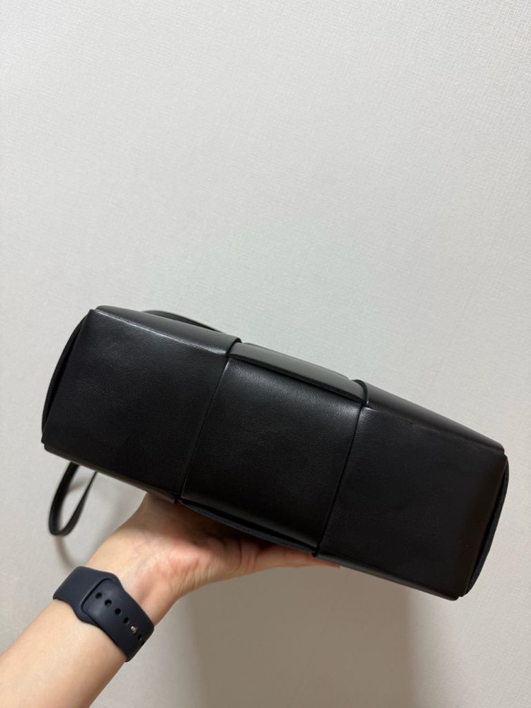 보테가 베네타 아르코 토트백 미니 블랙(24.01 더현대 구매 / 실착 2회)--6