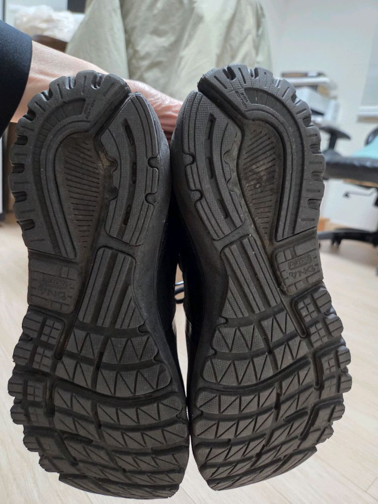 브룩스 아드레날린20 290cm 팝니다--5