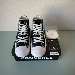 컨버스 척테일러 올스타 무브 하이 블랙 235 판매합니다.