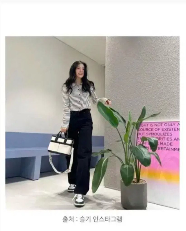 더로켓 스트라이프 니트 (슬기착용)--1