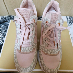 마이클 코어스 여성 스니커즈 핑크 MK 로고 새상품