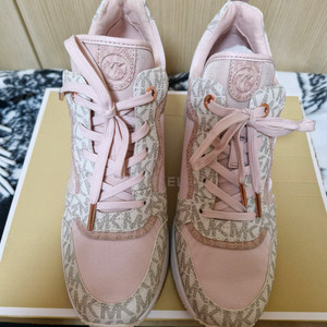 마이클 코어스 여성 스니커즈 핑크 MK 로고 새상품