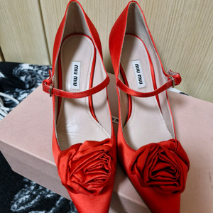 (정품)미우미우 새틴 레드 로즈 펌프스 힐 38 새상품
