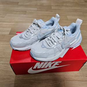 나이키 V2K 런 235사이즈