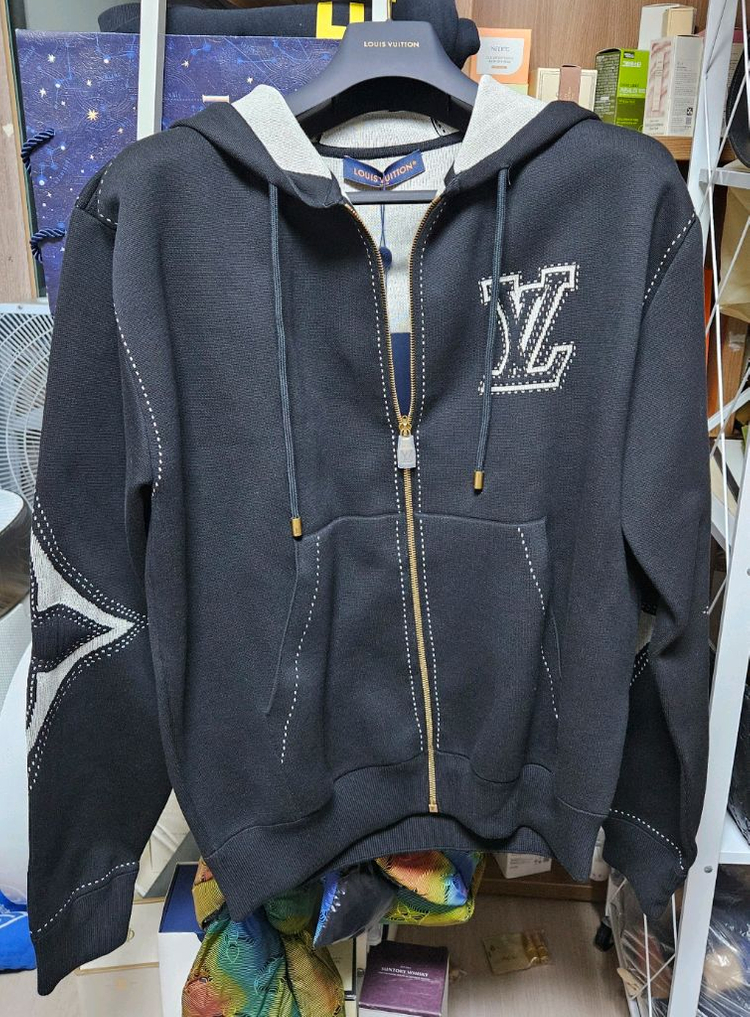 블랙 색상의 루이비통 후드 집업입니다--1