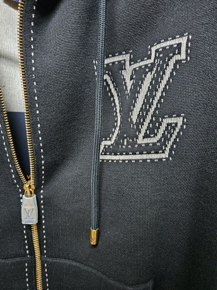 블랙 색상의 루이비통 후드 집업입니다--2