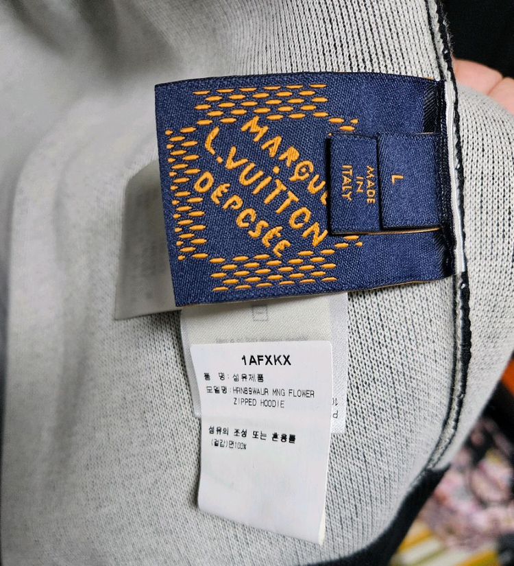 블랙 색상의 루이비통 후드 집업입니다--3