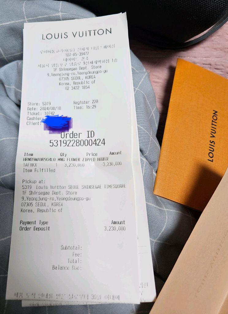 블랙 색상의 루이비통 후드 집업입니다--5