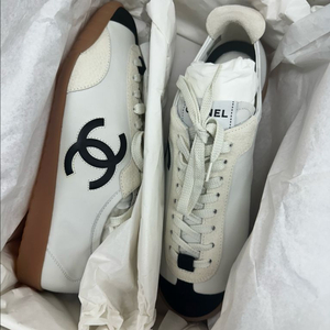 샤넬 CC 로고 스니커즈 화이트 블랙 (G47125)39사이즈 정가이하