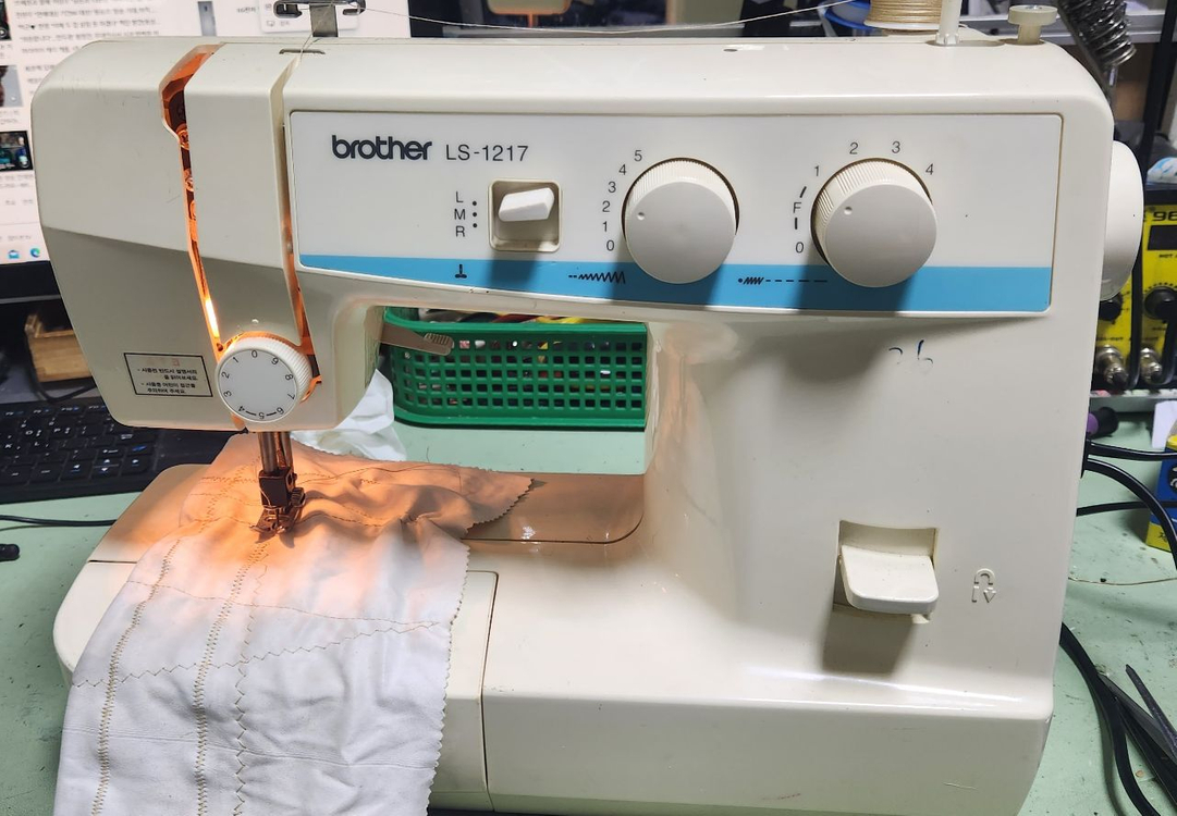 브라더 전동 가정용 재봉틀(LS-1217,2720) 초보자도 쉽게 사용 할수 있는 재봉틀--1