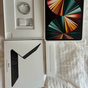 아이패드 프로 12.9 5세대 128g 셀룰러 + 애플펜슬 + 폴리오키보드 판매합니다