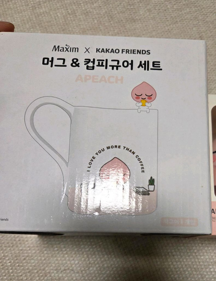 어피치 굿즈(피규어, 핸드폰 충전기, 머그컵) 이미지