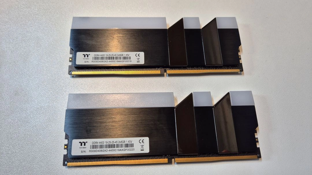 써멀테이크 터프램(Thermaltake TOUGHRAM) RGB DDR4 16GB 4400MHz 튜닝 램 - 안심되는 중고거래